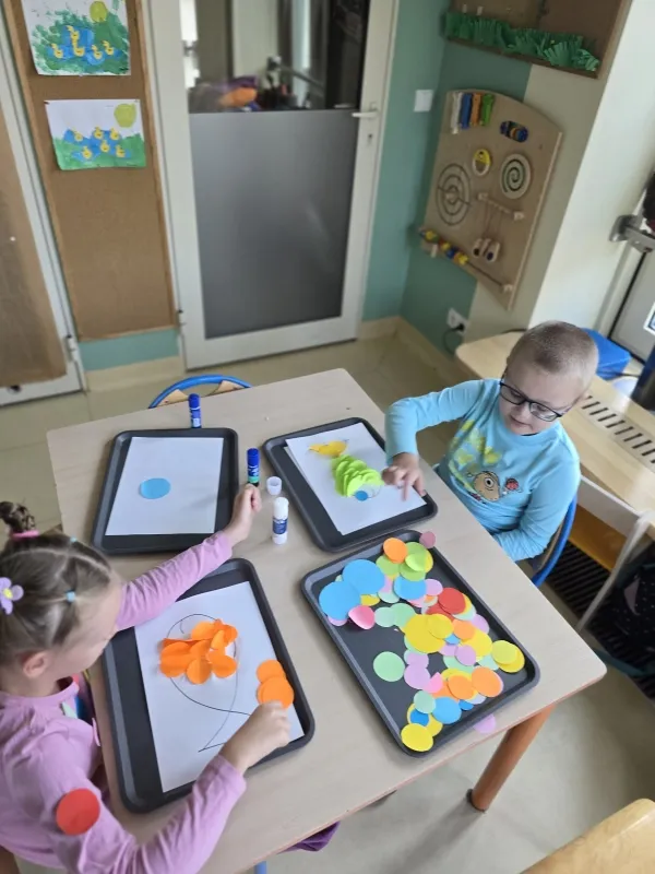 Dzieci pracują przy stole